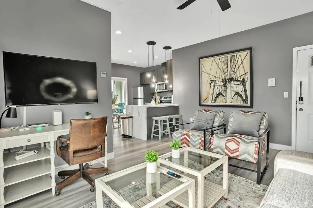 Apartment Professionals-restaurants-fastwifi-a C-desk- Pets San Diego