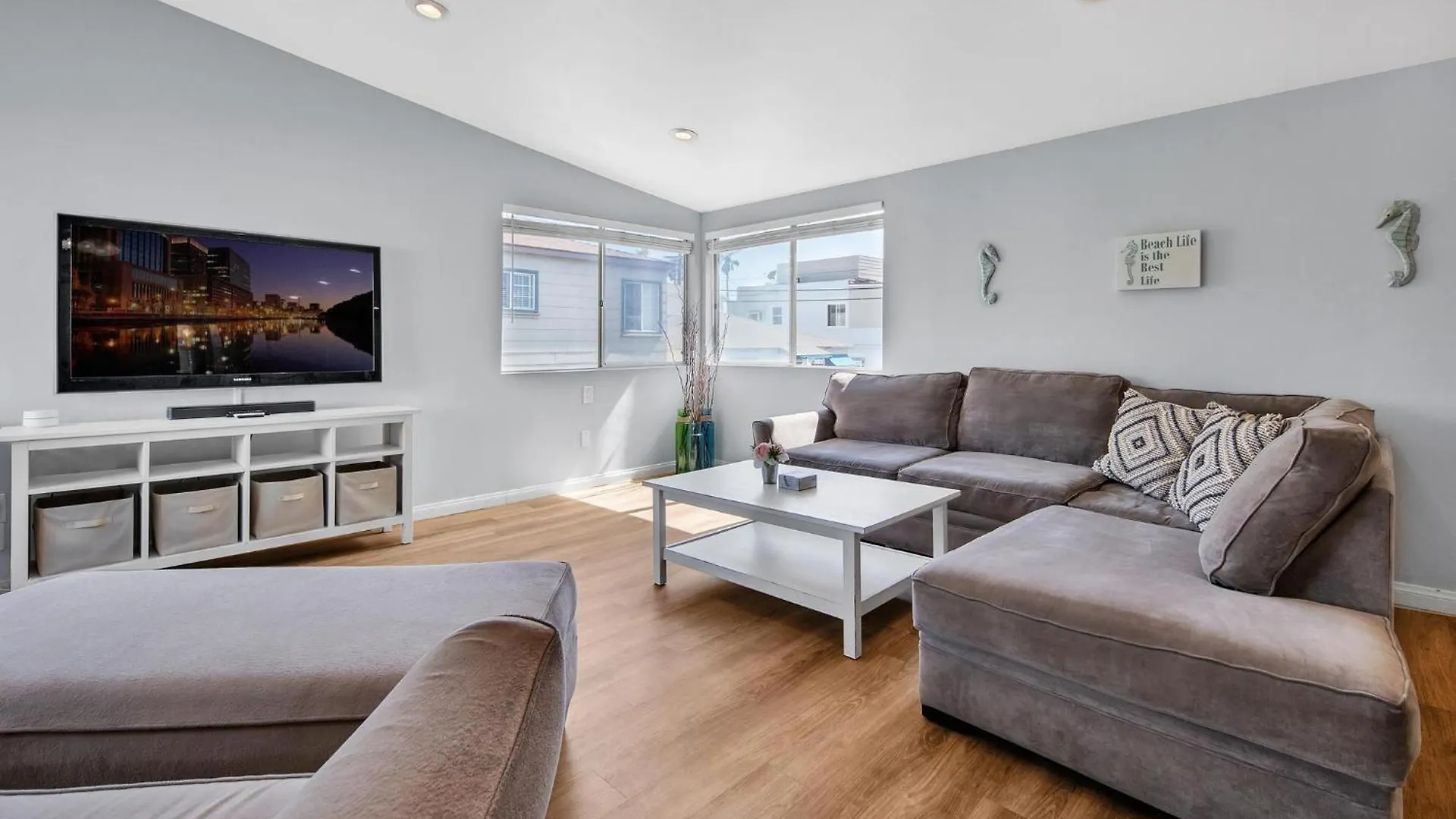 Stunning Haven! Steps To The & Pet Friendly! Holiday home *