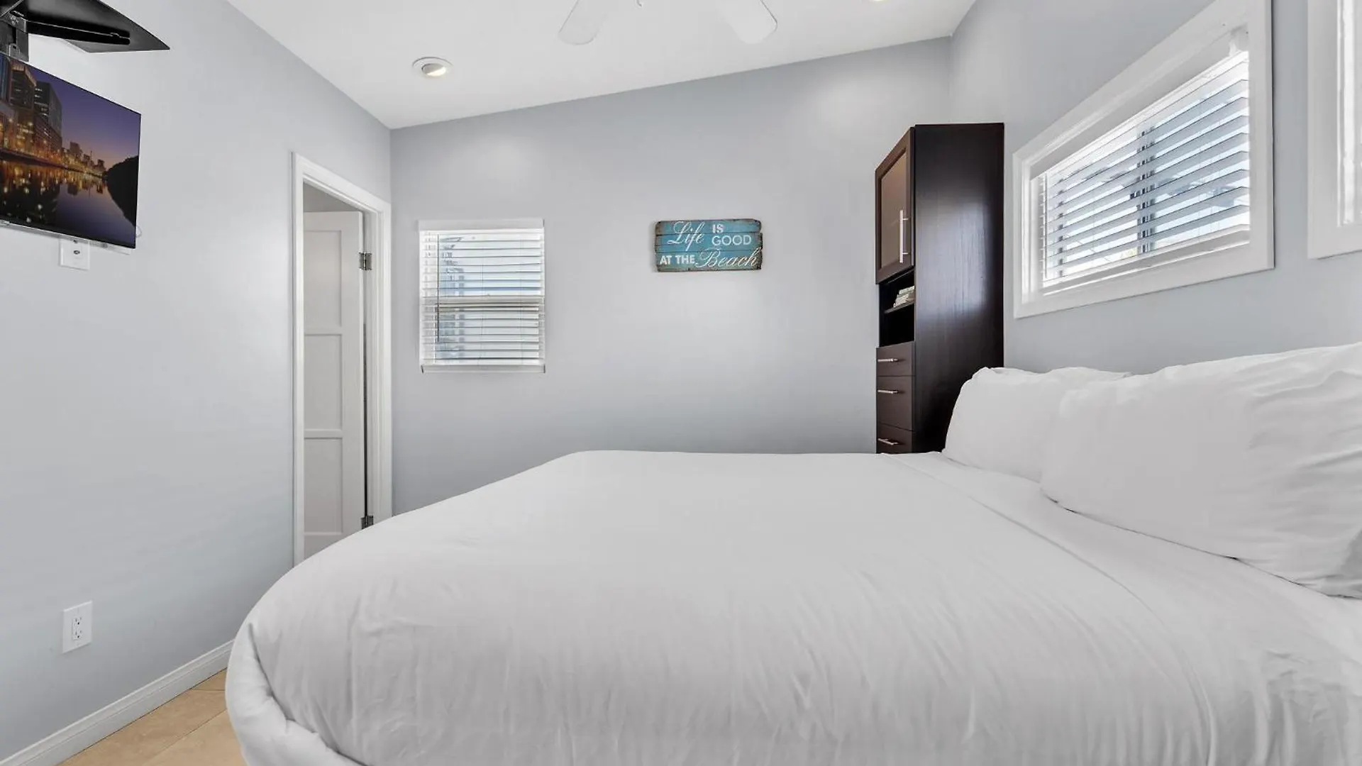 Holiday home Stunning Haven! Steps To The & Pet Friendly!