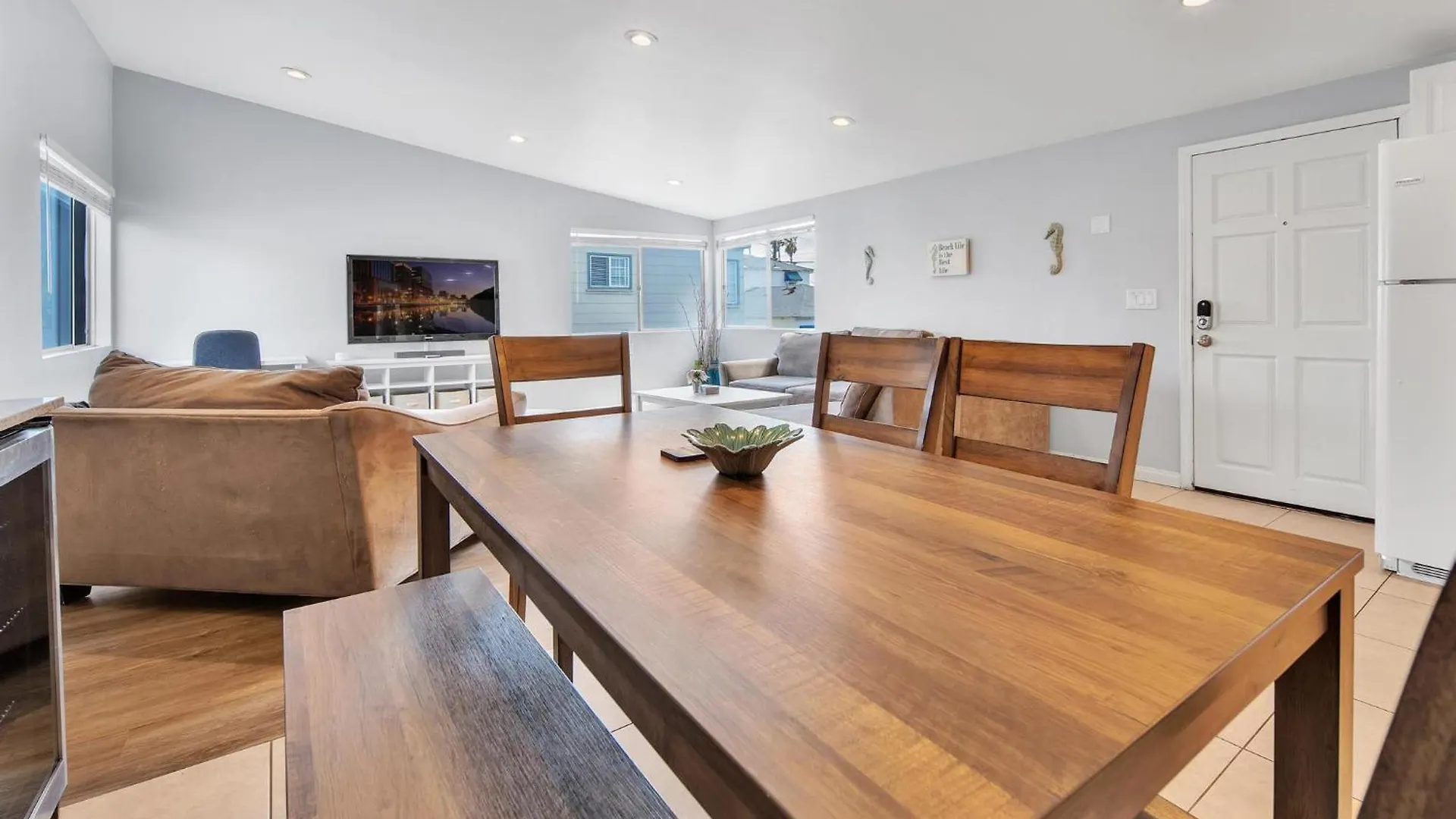 Stunning Haven! Steps To The & Pet Friendly! Holiday home *