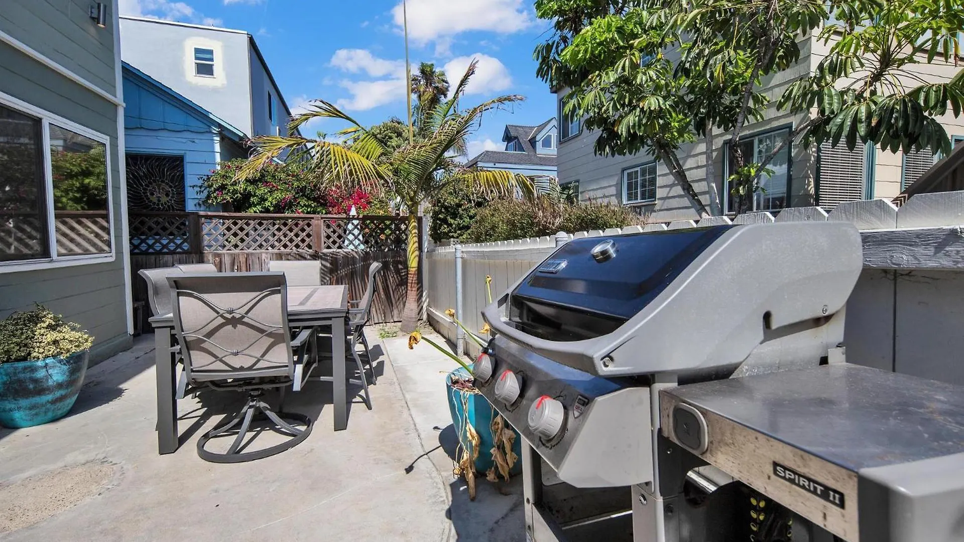 Stunning Haven! Steps To The & Pet Friendly! Holiday home