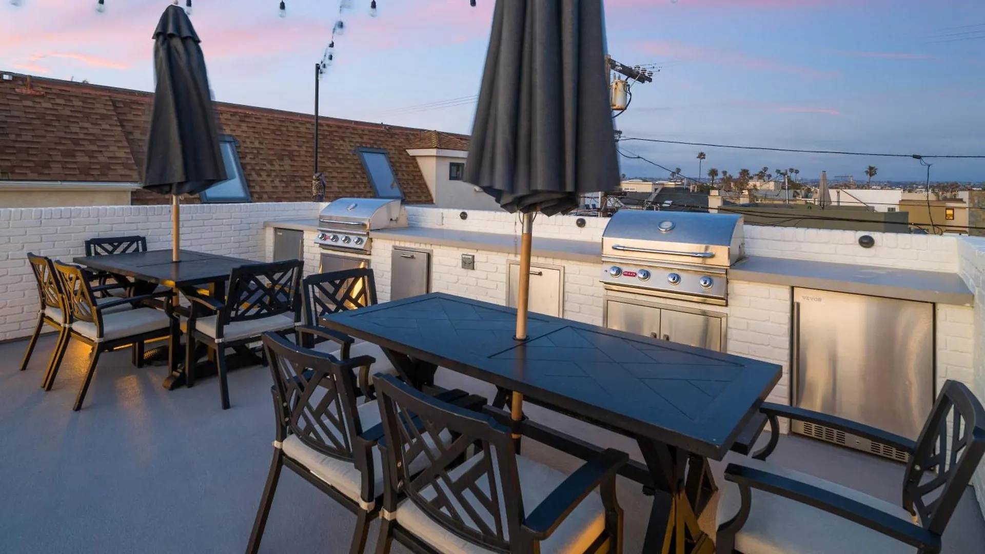 Holiday home Entire Upper Oceanfront Masterpiece With Rooftop