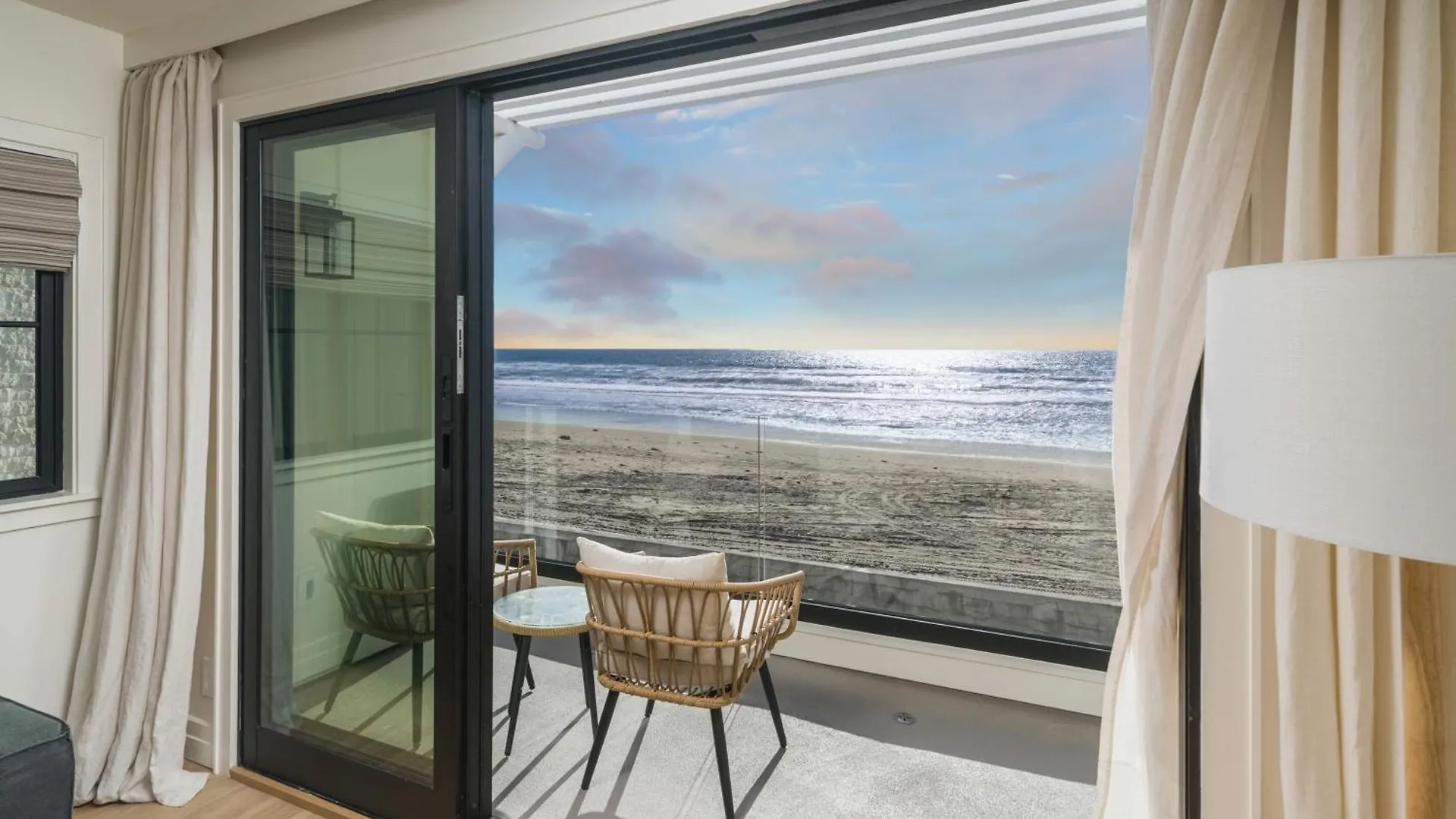 Holiday home Entire Upper Oceanfront Masterpiece With Rooftop