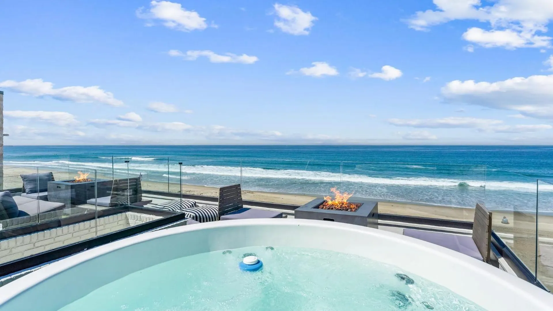 Holiday home Entire Upper Oceanfront Masterpiece With Rooftop