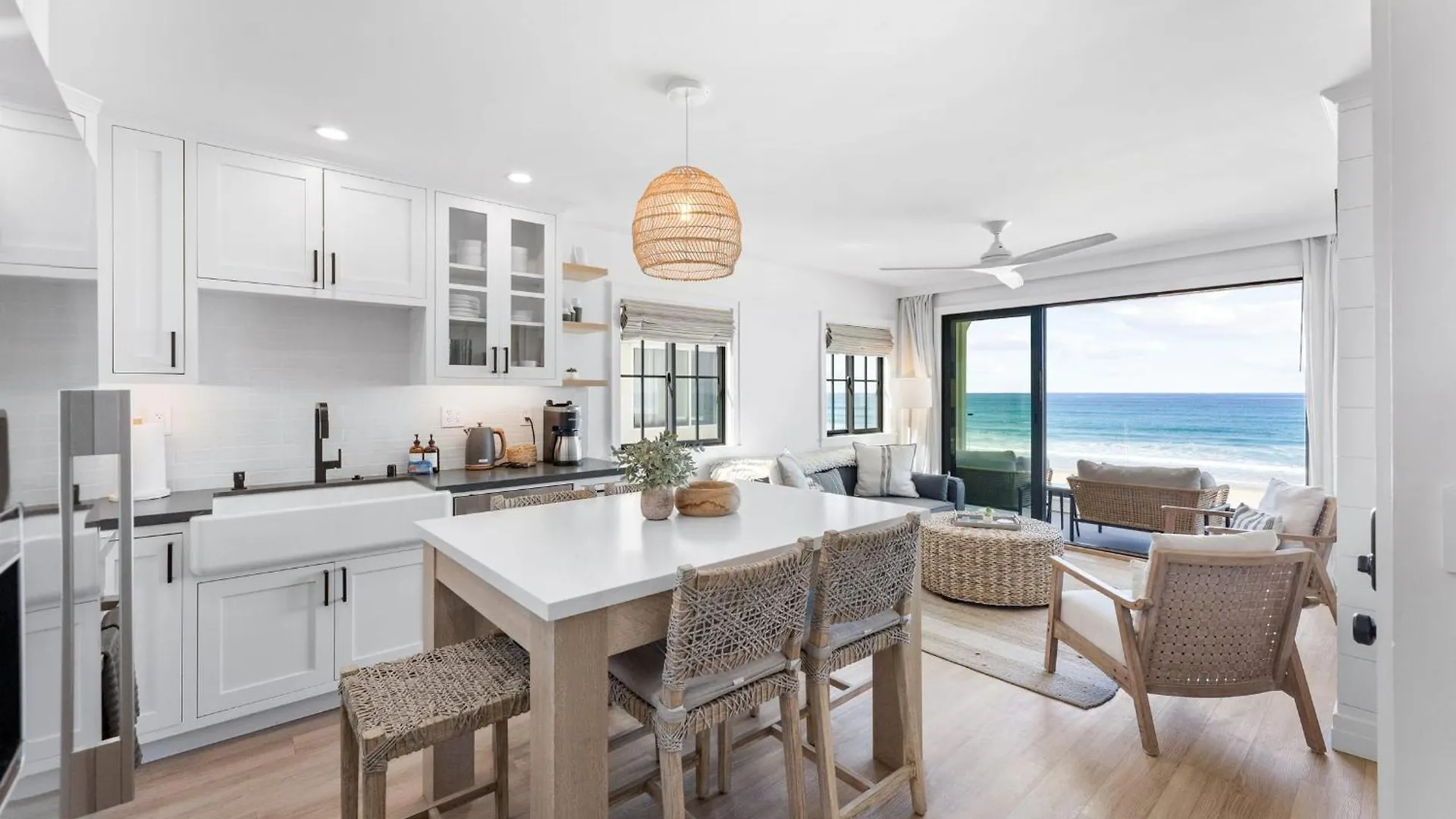 Entire Upper Oceanfront Masterpiece With Rooftop * San Diego