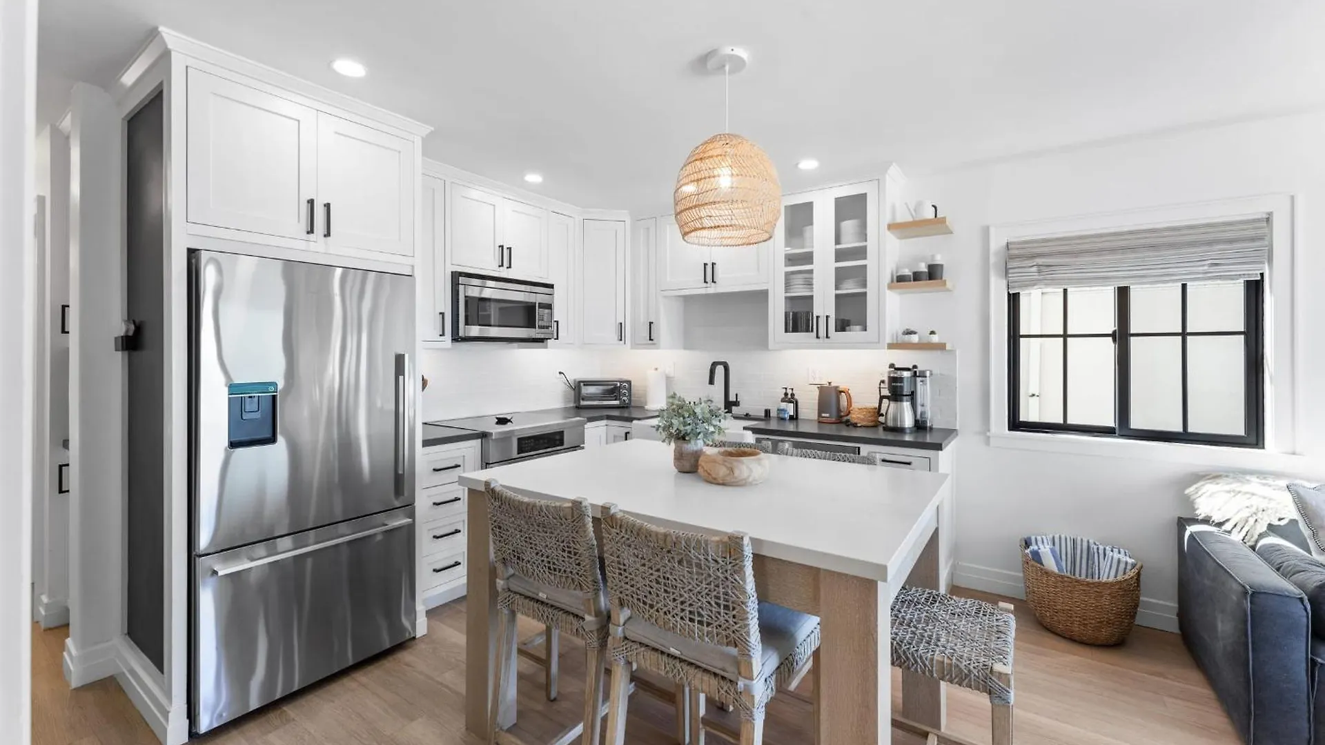 Entire Upper Oceanfront Masterpiece With Rooftop Holiday home *