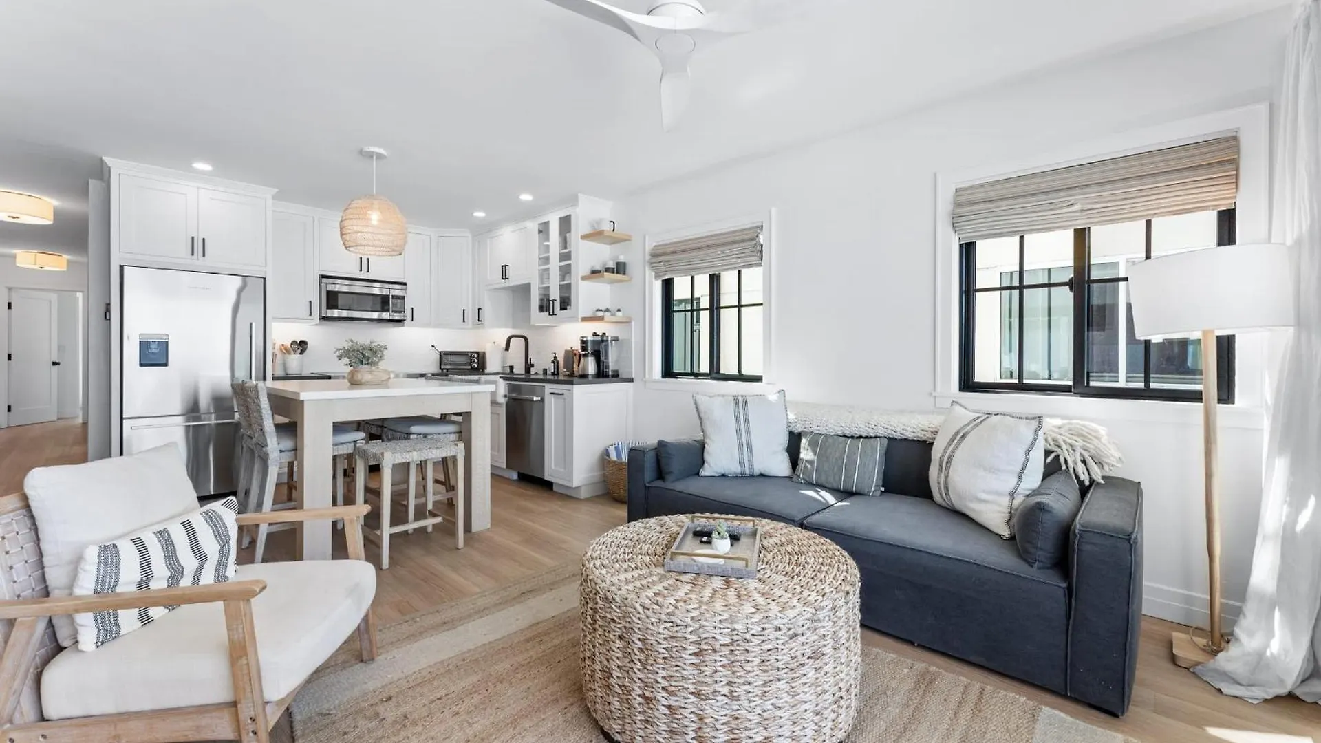 Entire Upper Oceanfront Masterpiece With Rooftop San Diego