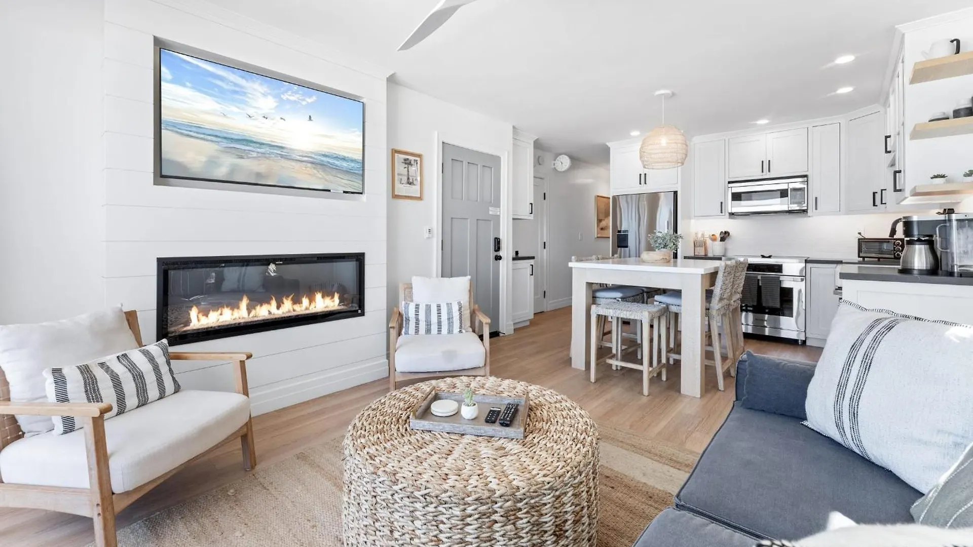 Holiday home Entire Upper Oceanfront Masterpiece With Rooftop *