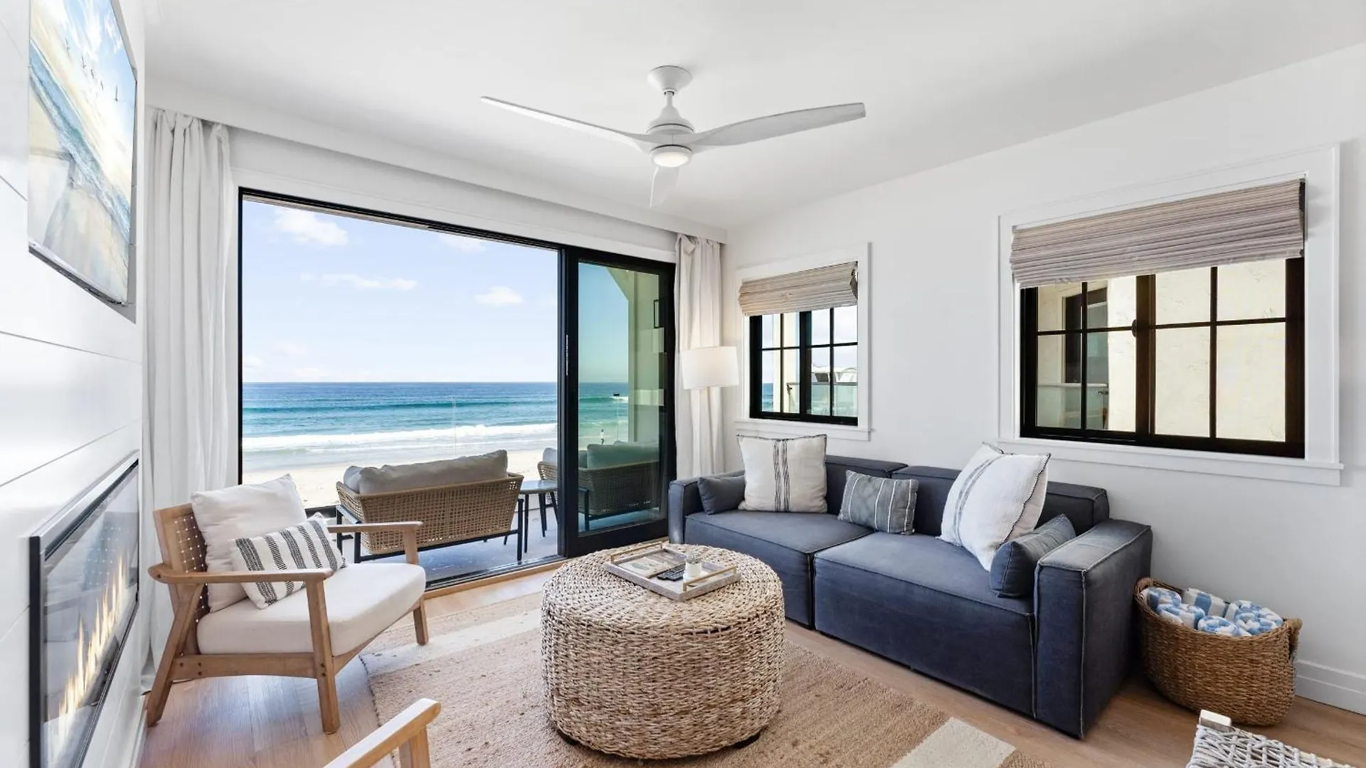 Entire Upper Oceanfront Masterpiece With Rooftop