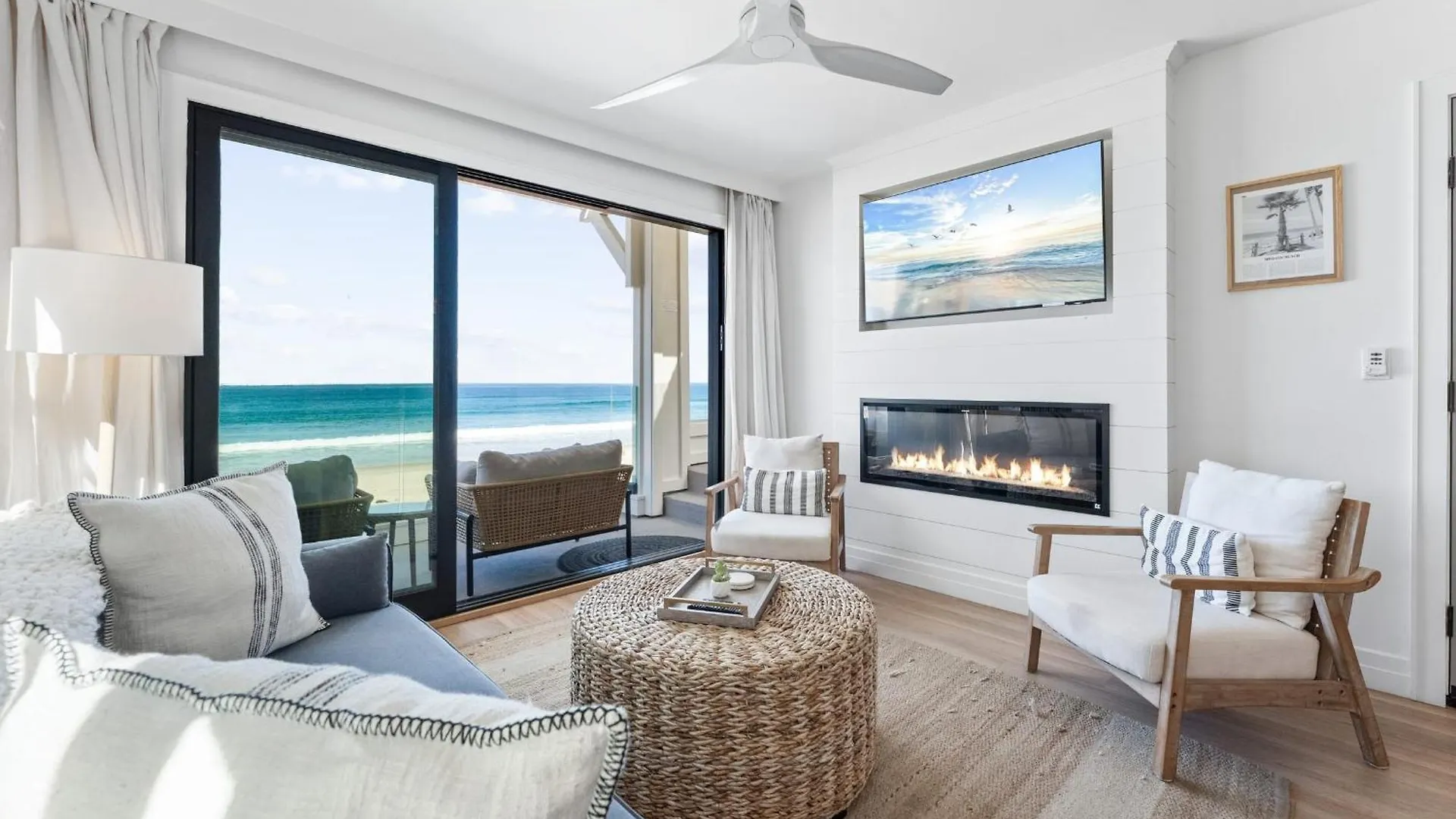 Holiday home Entire Upper Oceanfront Masterpiece With Rooftop *