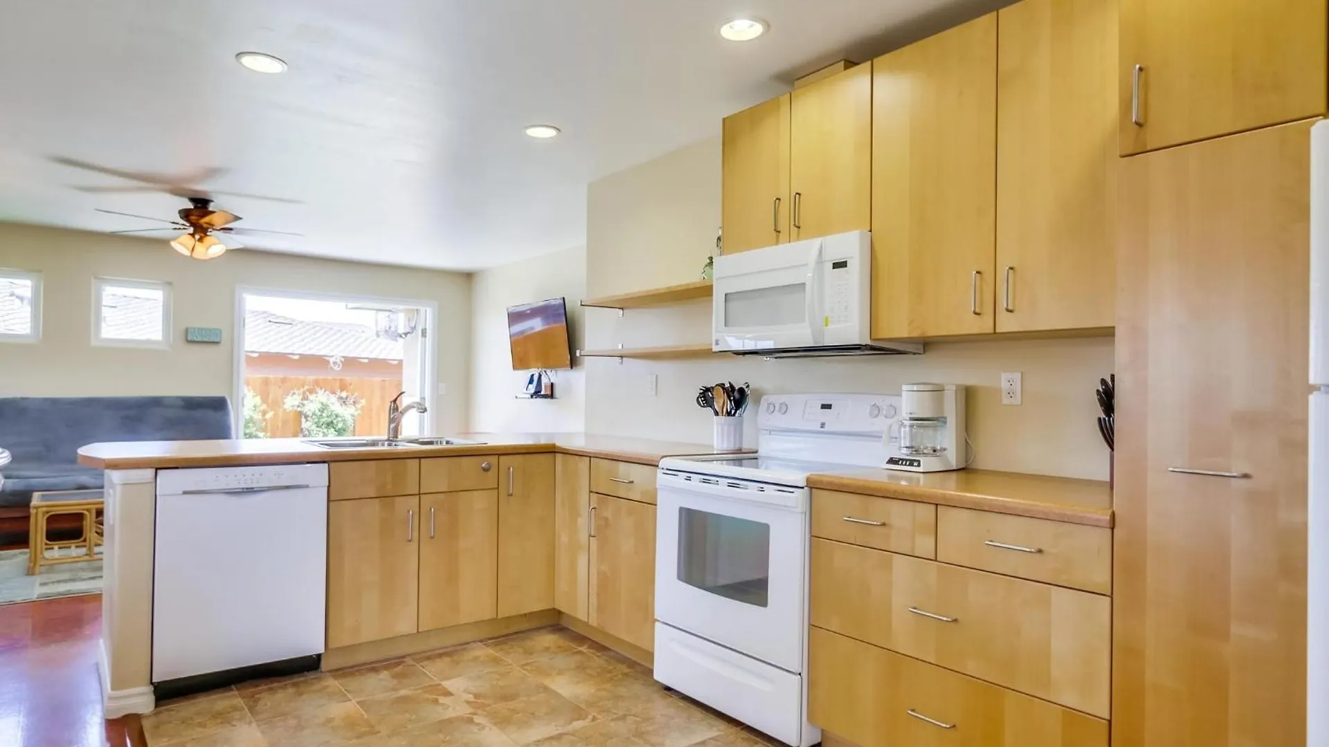 B5205 Pacific Sunset Apartment