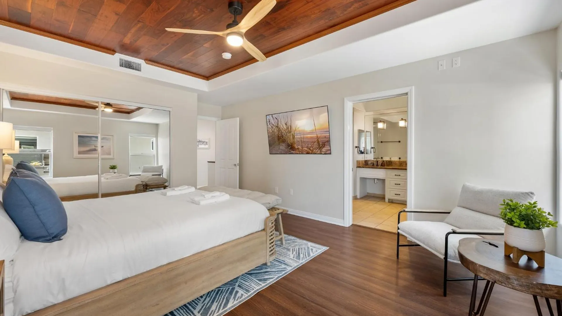 B5129 Bluewater Oceanfront 1 North Apartment