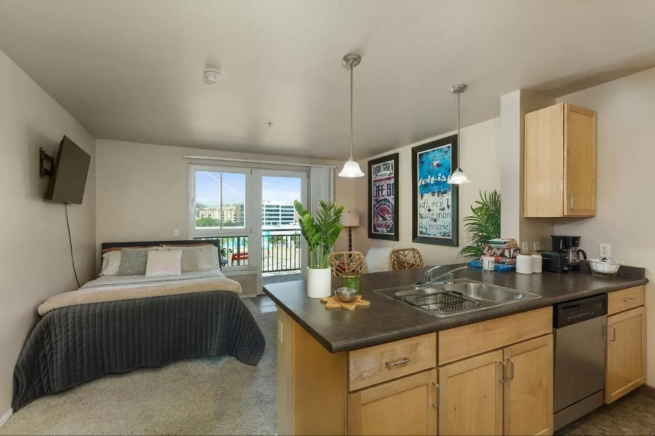 Gaslamp Cozy With Free Parking, Pool, Hot Tub Apartment San Diego