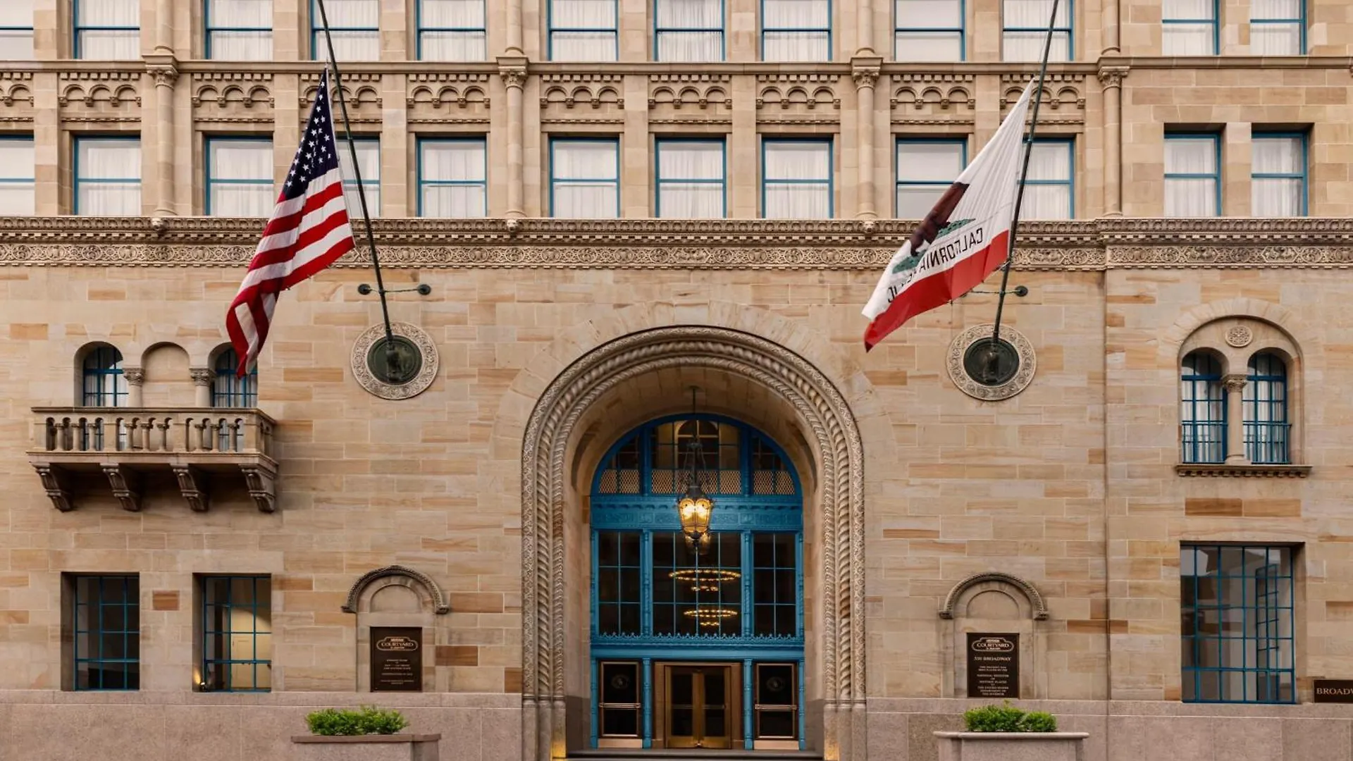 Courtyard By Marriott Downtown Hotel