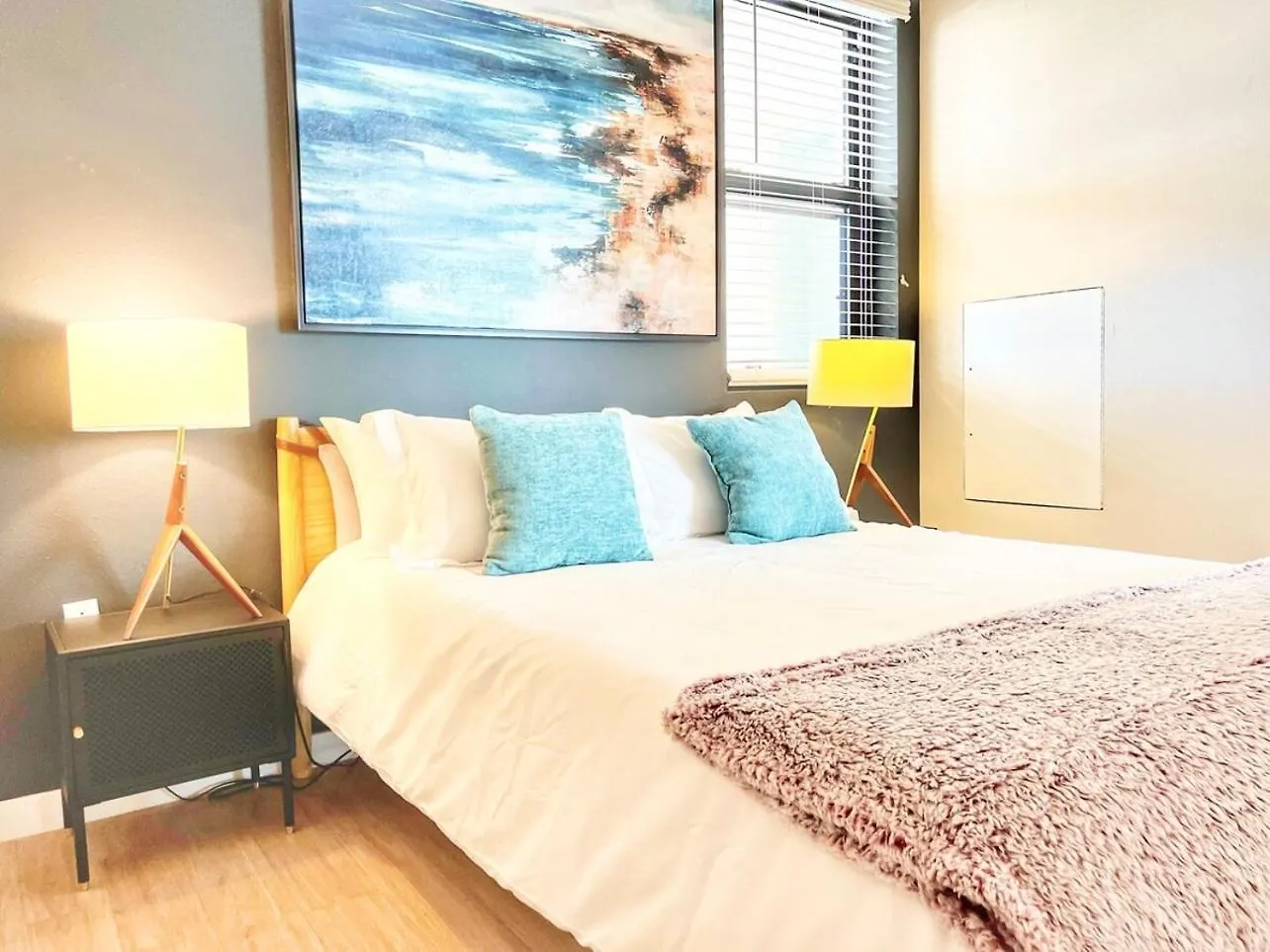 Apartment 3 Bedroom Penthouse In Downtown! *
