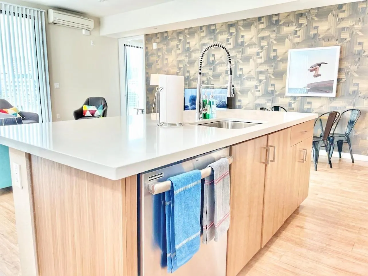 3 Bedroom Penthouse In Downtown! *