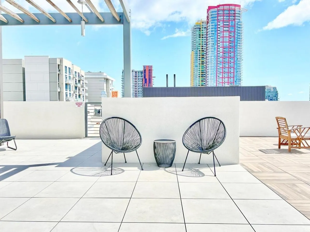 Apartment 3 Bedroom Penthouse In Downtown! *