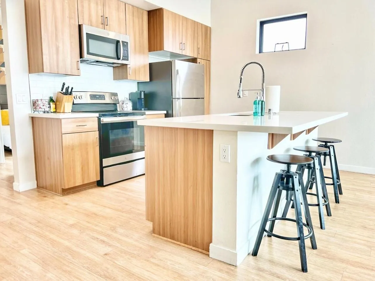 Apartment 3 Bedroom Penthouse In Downtown! *