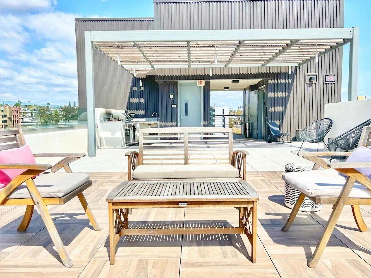 Beautiful One Bedroom With View Of Apartment *