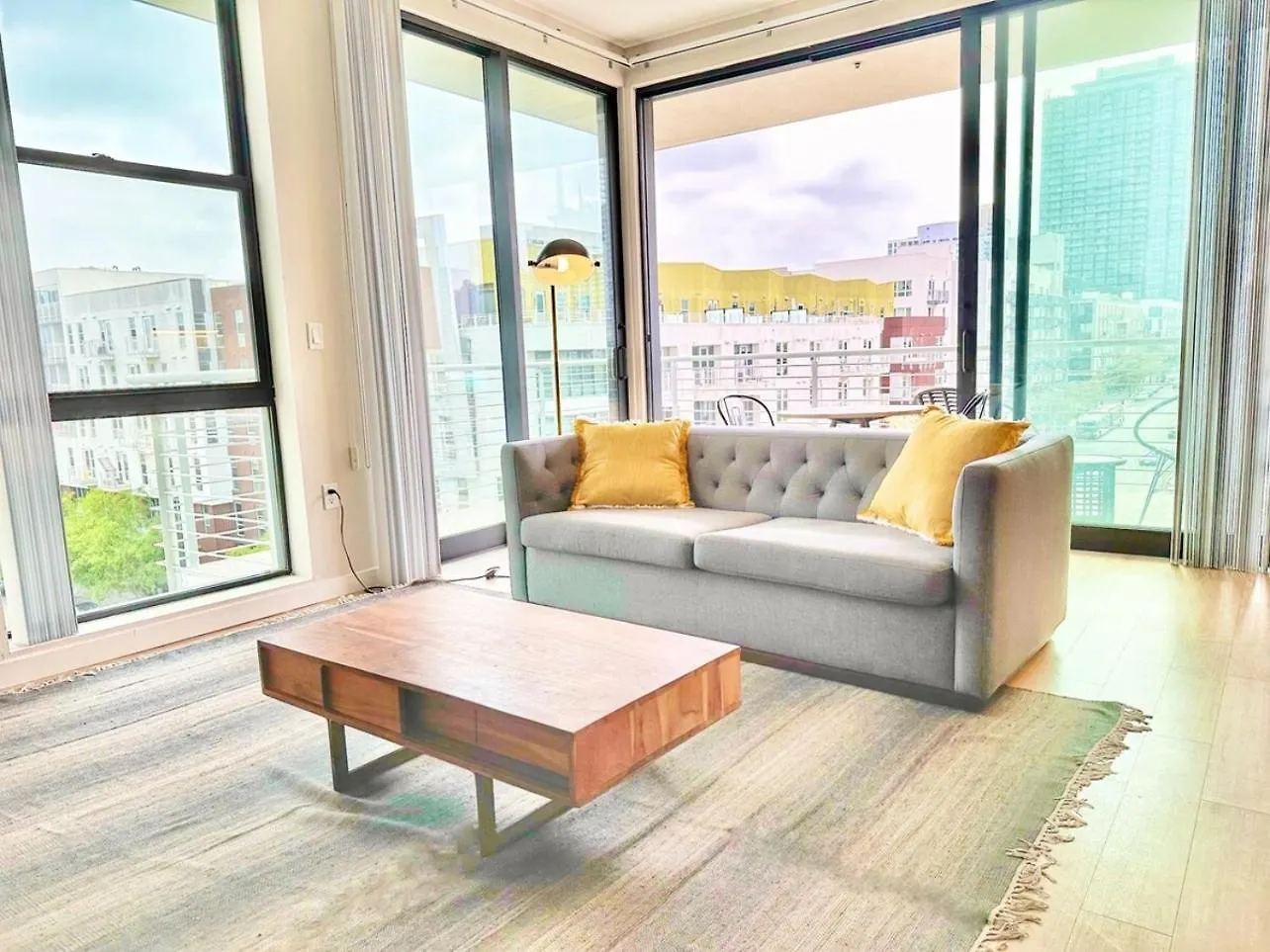 One Bedroom Wbalcony And Views! Apartment
