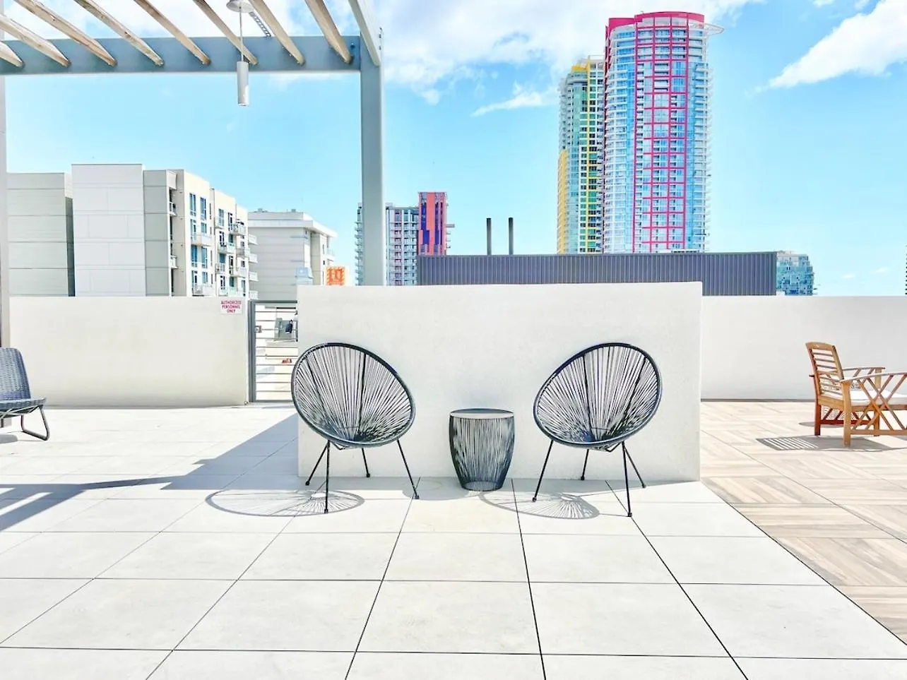 One Bedroom Wbalcony And Views! Apartment *