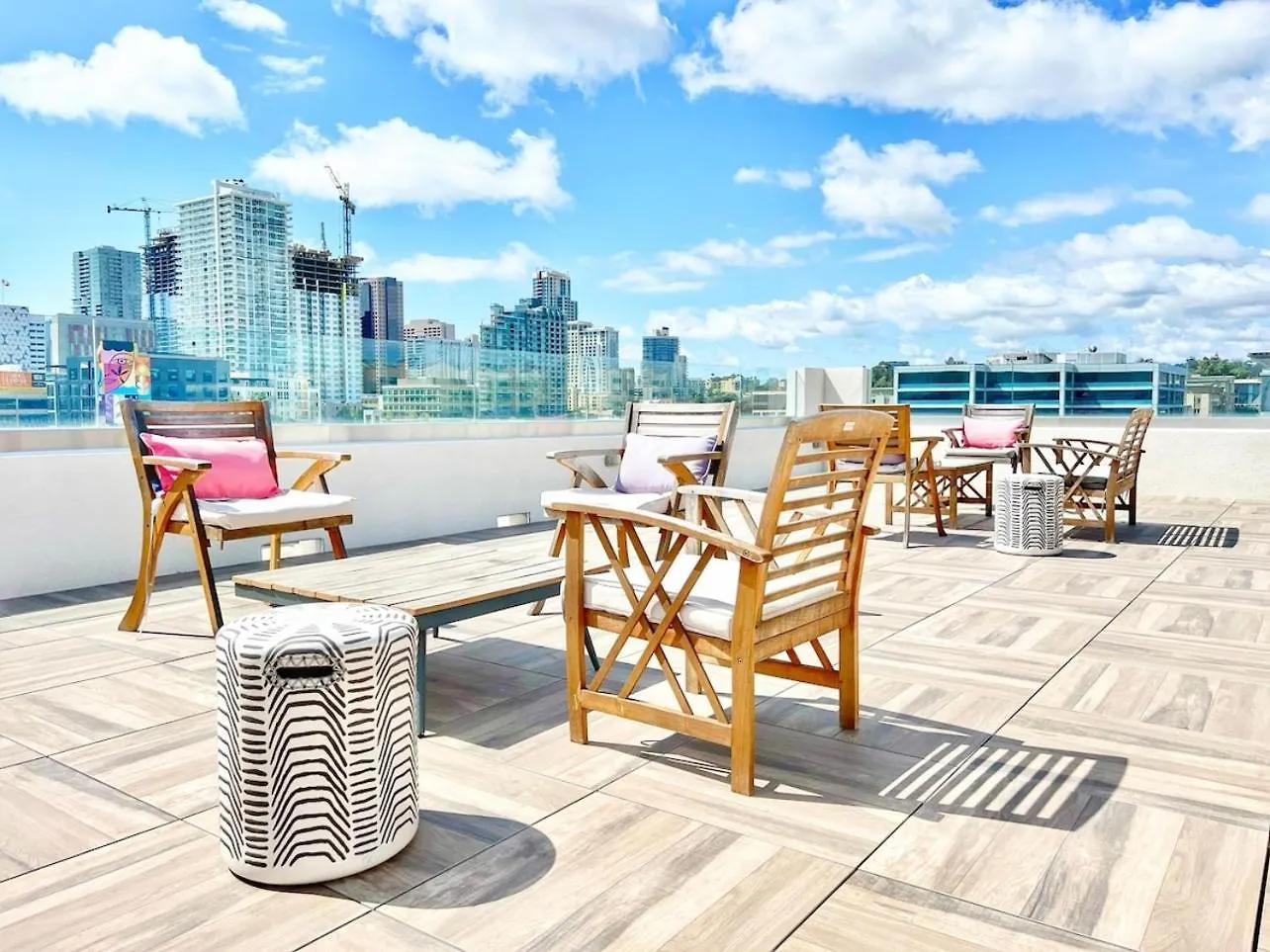 One Bedroom Wbalcony And Views! *