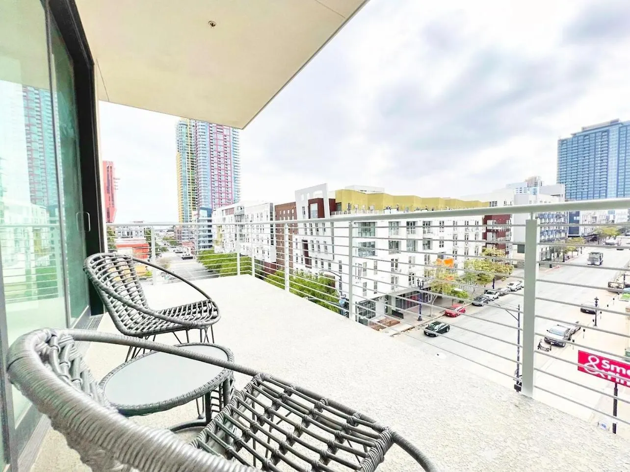 One Bedroom Wbalcony And Views! *