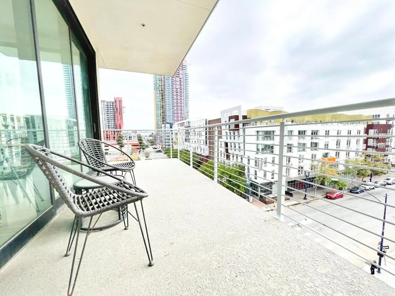 One Bedroom Wbalcony And Views! Apartment