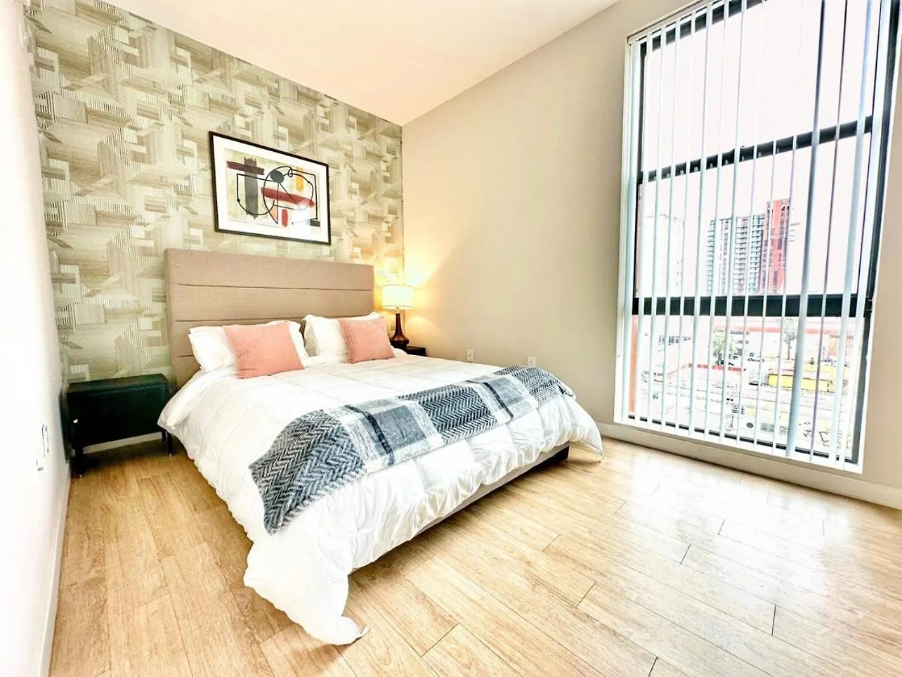 Apartment One Bedroom Wbalcony And Views!