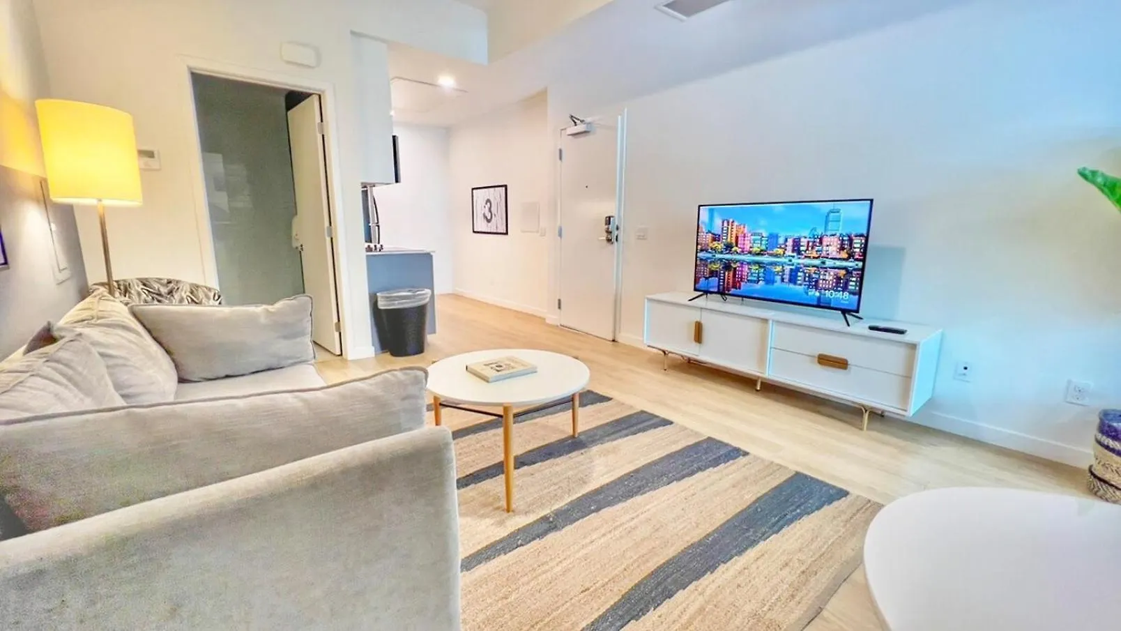 Cozy Couple's Corner In Downtown Apartment