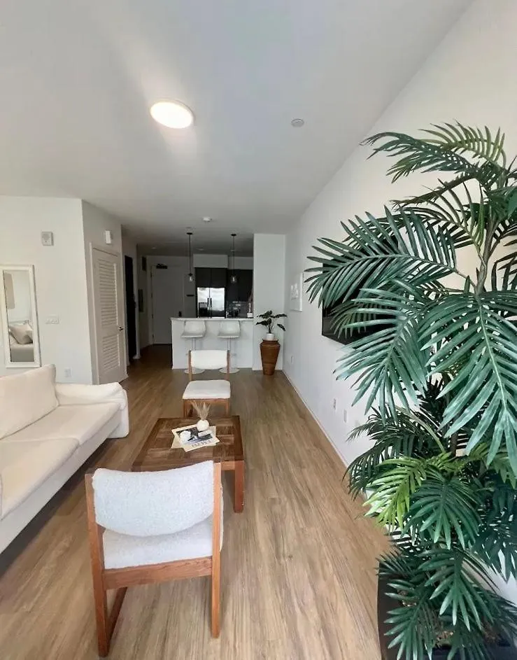 Apartment Stylish Downtown Views & Amenities