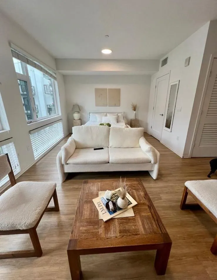 Stylish Downtown Views & Amenities *