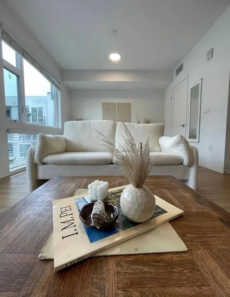Stylish Downtown Views & Amenities Apartment *