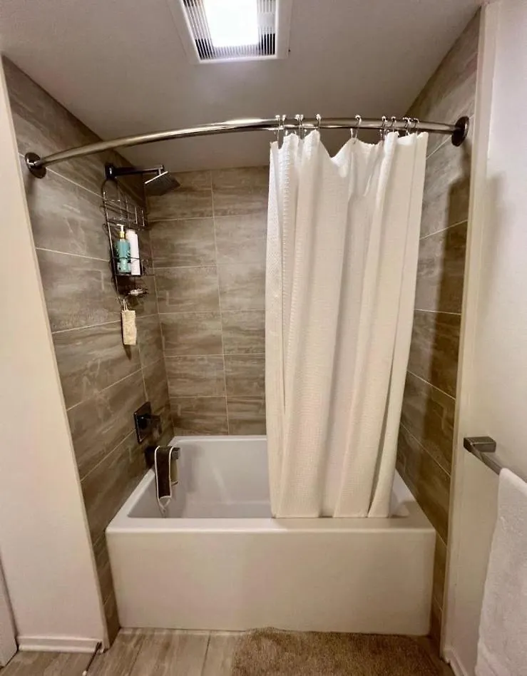 Apartment Stylish Downtown Views & Amenities *