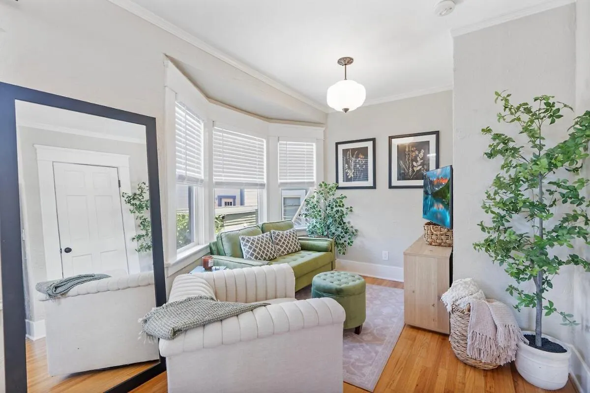 The Downtown Carriage Flat Apartment *