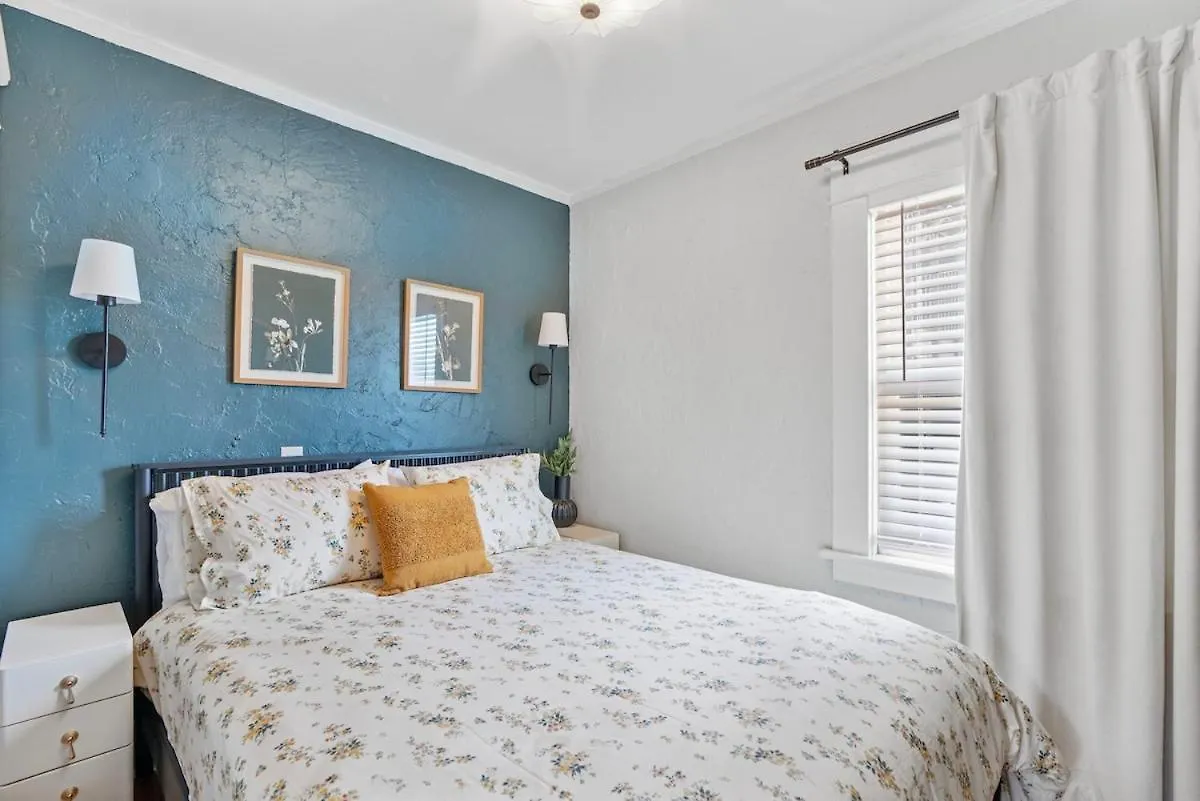 The Downtown Carriage Flat Apartment