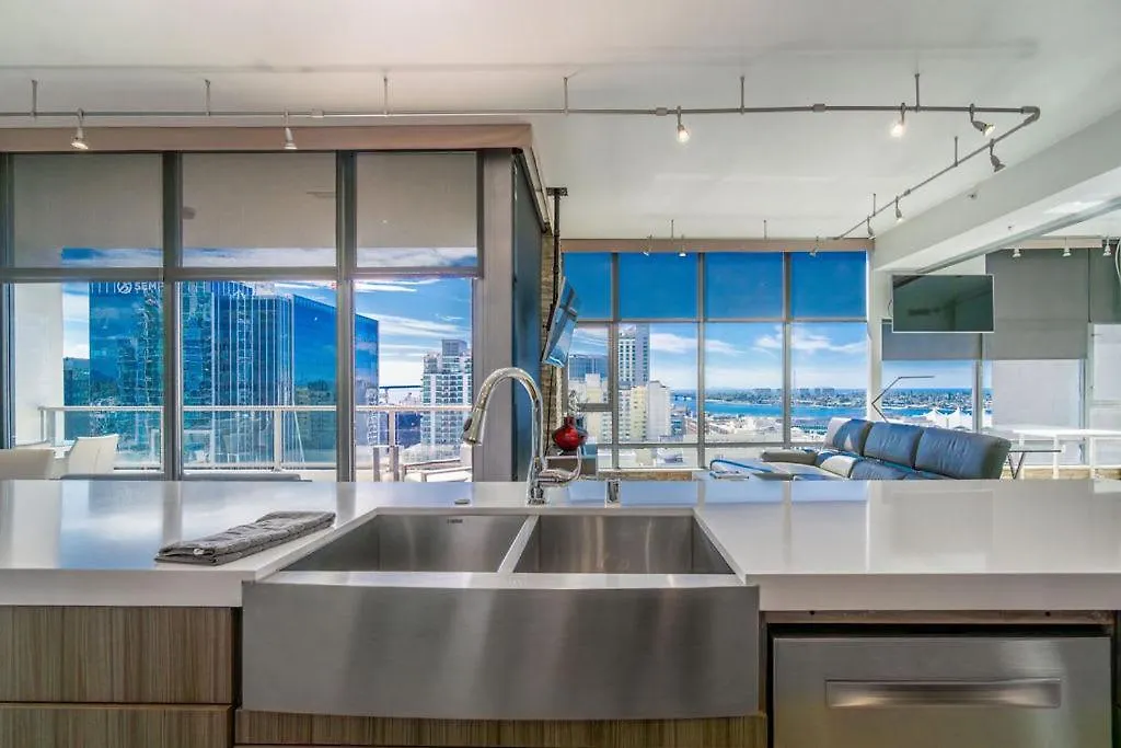 Cityscape Elegance With Water Views Holiday home