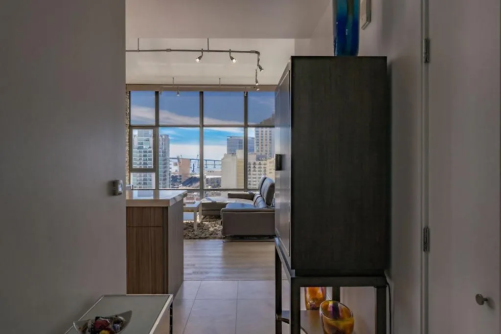 Cityscape Elegance With Water Views *