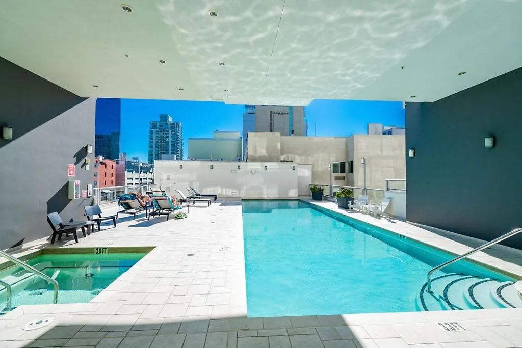 Cityscape Elegance With Water Views Holiday home