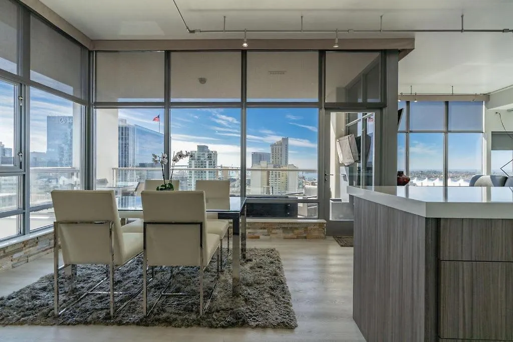 Holiday home Cityscape Elegance With Water Views