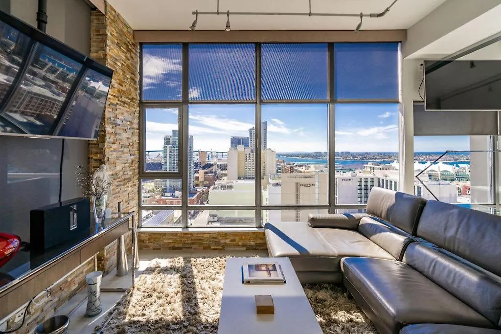 Cityscape Elegance With Water Views Holiday home *