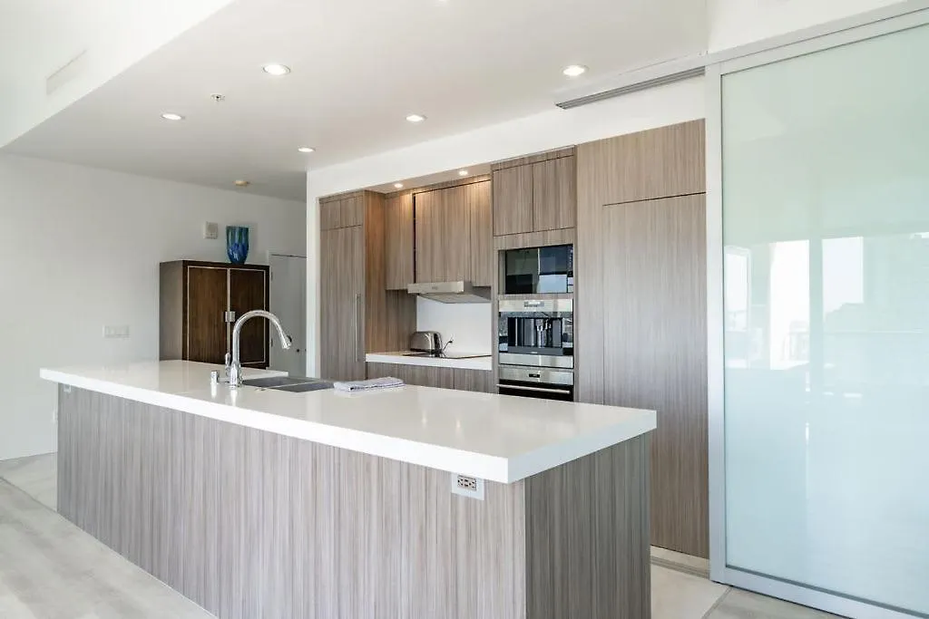Cityscape Elegance With Water Views Holiday home *