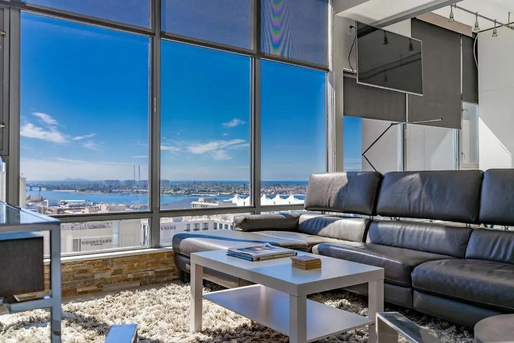 Cityscape Elegance With Water Views Holiday home
