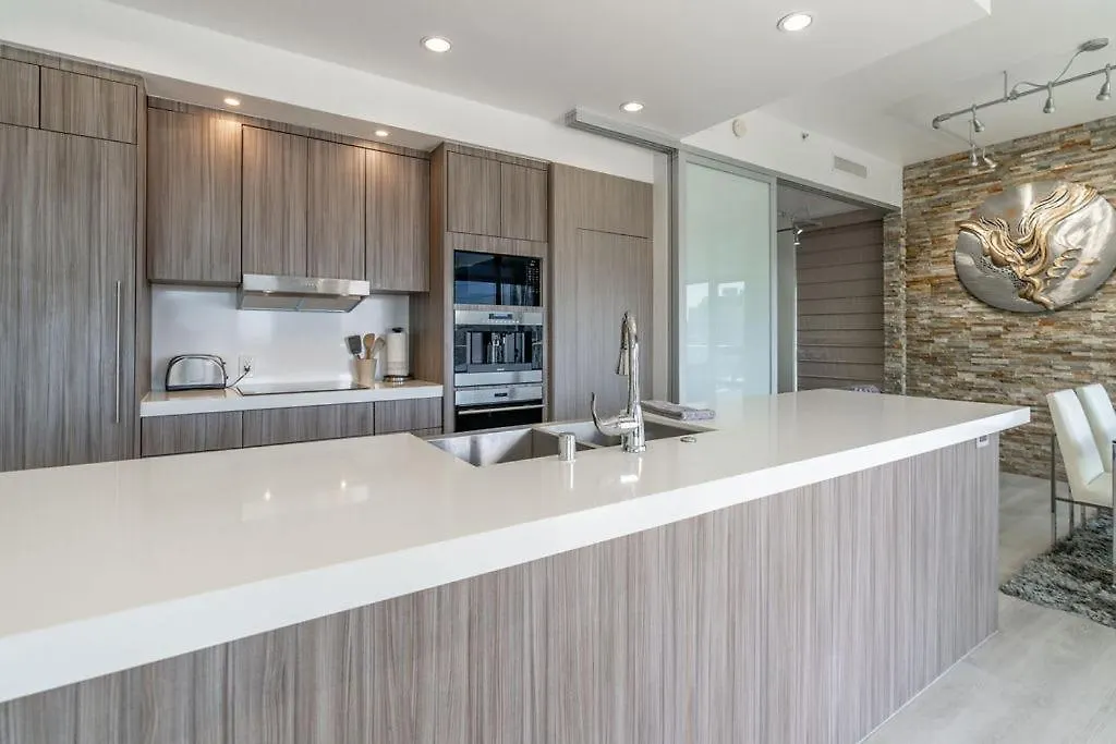 Holiday home Cityscape Elegance With Water Views