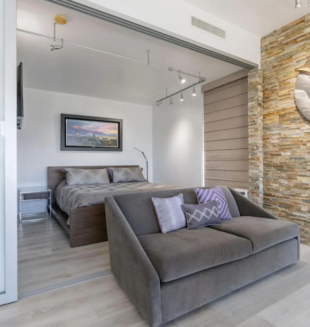 Cityscape Elegance With Water Views Holiday home *