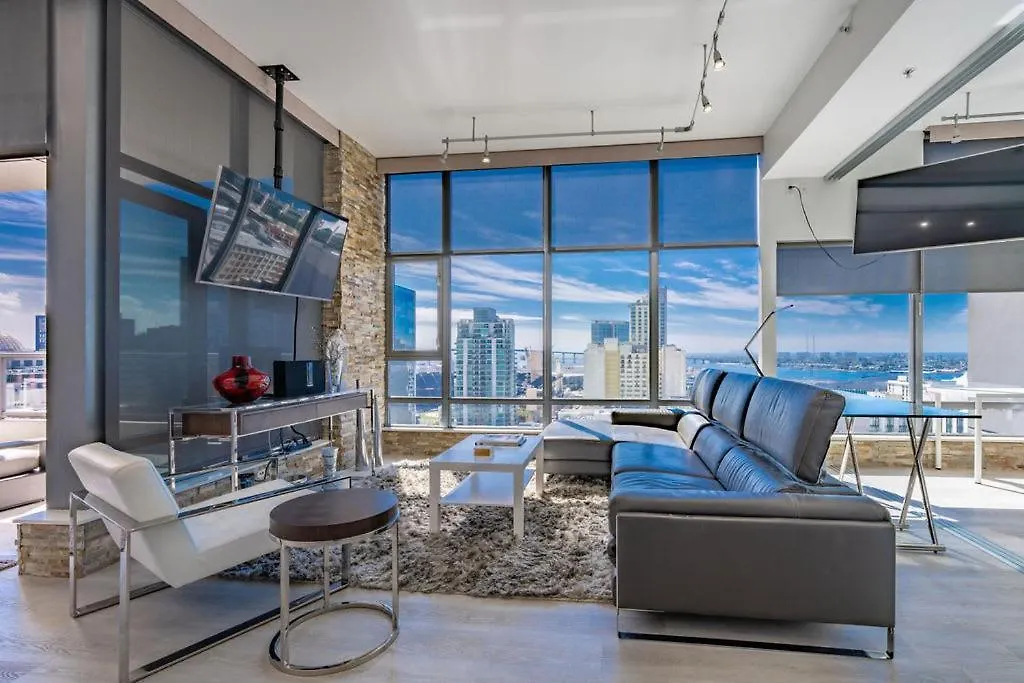 Holiday home Cityscape Elegance With Water Views