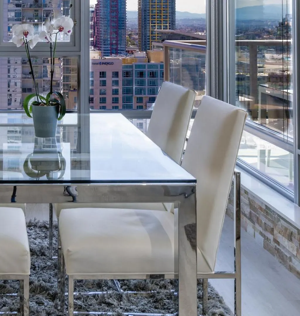 Cityscape Elegance With Water Views Holiday home