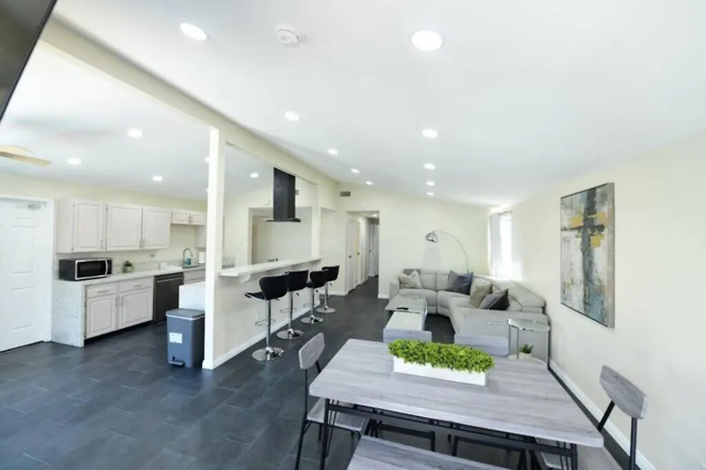 Entire Home, Pool, Free Parking, Wifi, Family Neighborhood! Prázdninový dům *