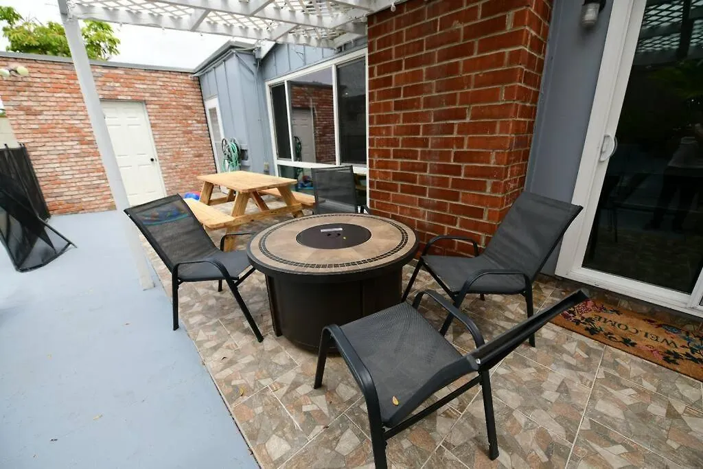 Prázdninový dům Entire Home, Pool, Free Parking, Wifi, Family Neighborhood!