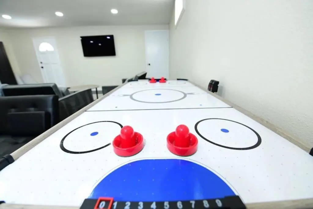 Entire Home, Pool, Free Parking, Wifi, Family Neighborhood! Prázdninový dům *